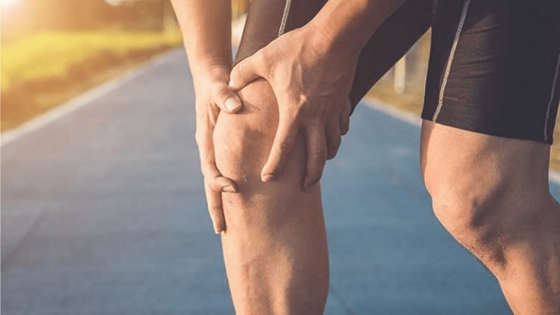 Sau khi bị chấn thương dây chằng chéo trước, đầu gối sẽ đau đớn, sưng phù gây khó chịu, ảnh hưởng đến những sinh hoạt trong cuộc sống