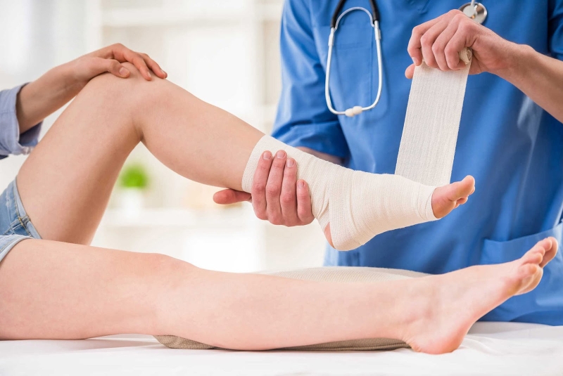 Bị đứt dây chằng cổ chân có phải mổ không?