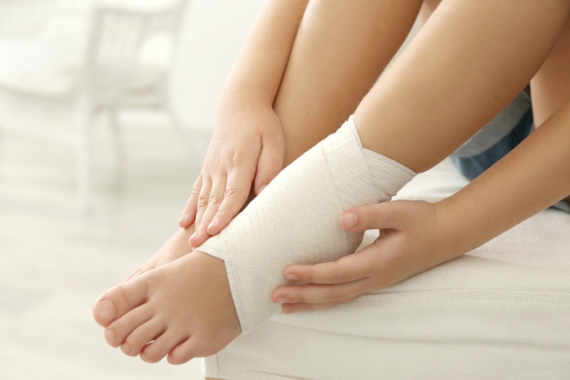 Bị đứt dây chằng cổ chân có phải mổ không?