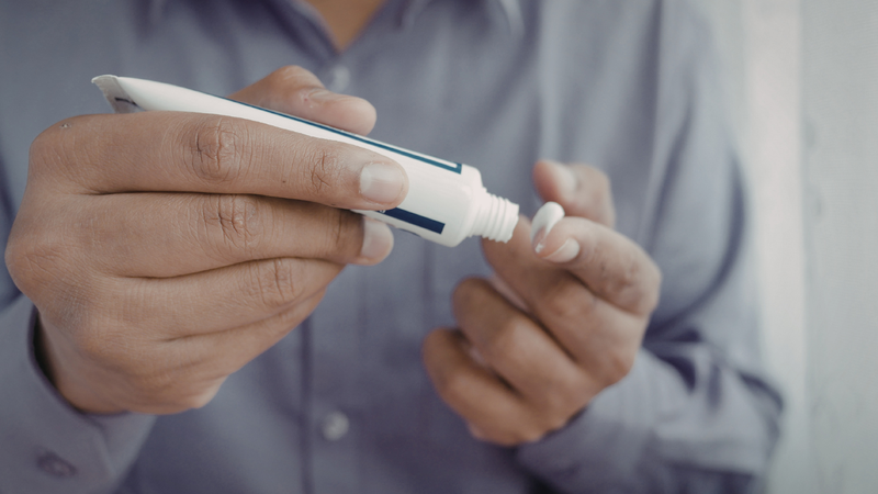 Bị đứt tay sâu nên bôi thuốc gì để nhanh lành?