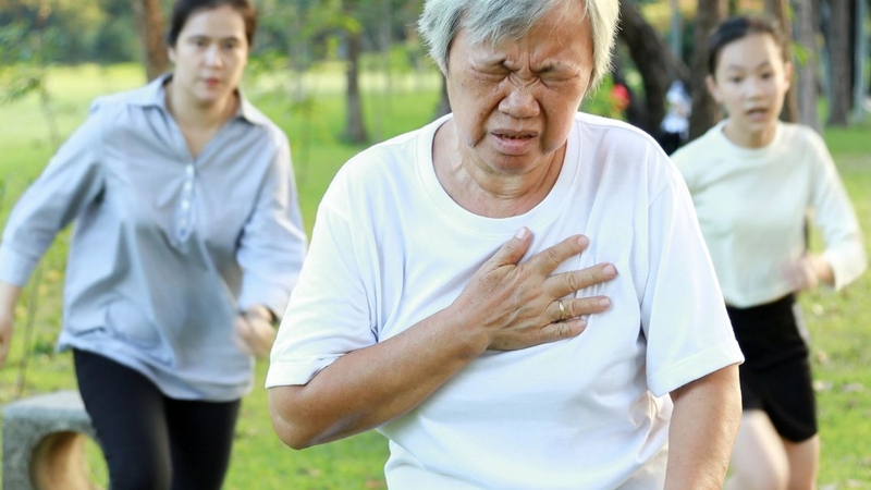 Khi bị ép tim khó thở, hãy ngồi nghỉ và theo dõi các dấu hiệu bất thường đi kèm