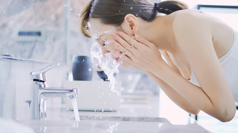 Nên sử dụng nước ấm hoặc mát khi rửa mặt và tắm để giúp làn da khỏe mạnh hơn