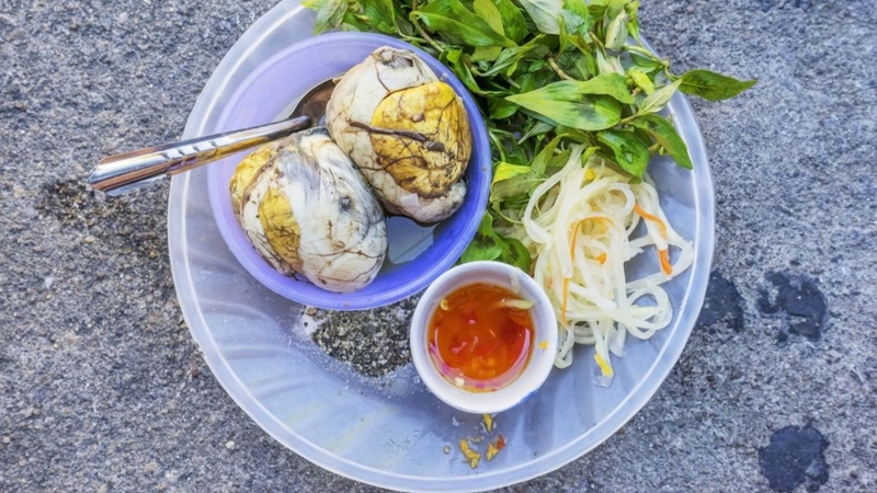 Người bị ho có thể ăn trứng vịt lộn nếu cơ thể dung nạp tốt
