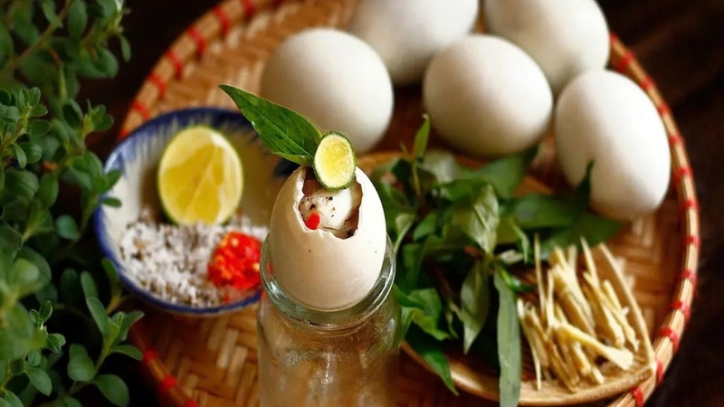 Hạn chế dùng gia vị cay ăn kèm trứng vịt lộn nếu cổ họng đang đau rát hoặc nhạy cảm