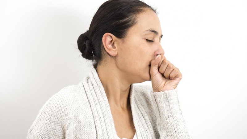 Ho liên tục do nhiều nguyên nhân khác nhau bao gồm bệnh lý về đường hô hấp