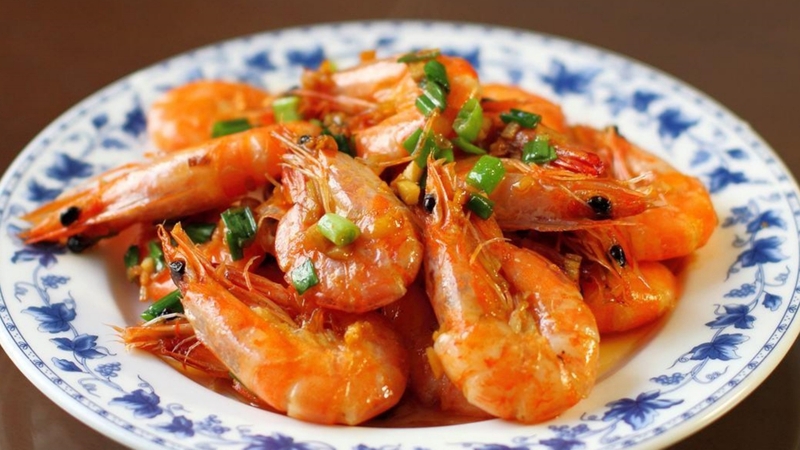 Ăn tôm cả vỏ có nguy cơ bị hóc vỏ tôm rất cao
