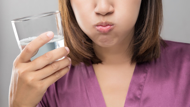 Nếu chưa có dấu hiệu nguy hiểm, có thể súc họng nước muối ấm và ho/khạc nhẹ để hỗ trợ đẩy dị vật ra