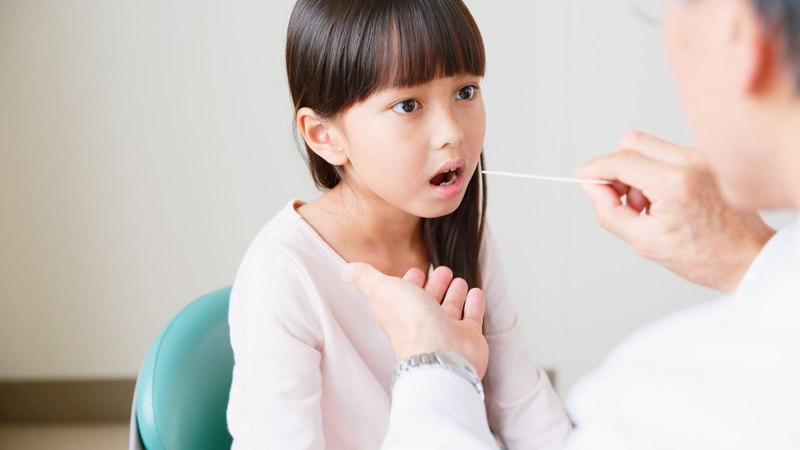 Trẻ nhỏ và người cao tuổi không nên tự xử lý mắc xương tại nhà, mà cần đưa đến cơ sở y tế sớm để được bác sĩ thăm khám và xử trí an toàn