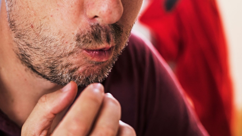 Nên ăn chậm, nhai kỹ để dễ phát hiện xương nhỏ, nhất là ở cổ, cánh và chân gà