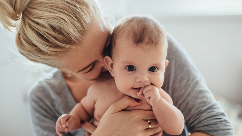 Triệu chứng bị khô mắt sau sinh và cách khắc phục 2