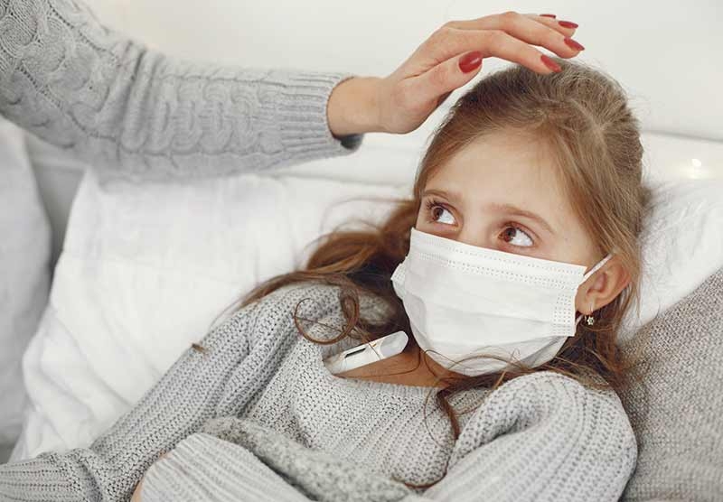 Thay đổi thời tiết đột ngột khiến cơ thể chưa thích nghi kịp, tạo cơ hội cho các vi khuẩn, virus cúm gây bệnh xâm nhập