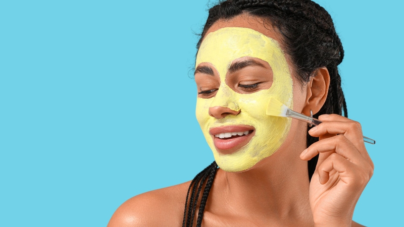 Đắp mặt nạ nghệ là một trong những cách trị mụn thâm tại nhà