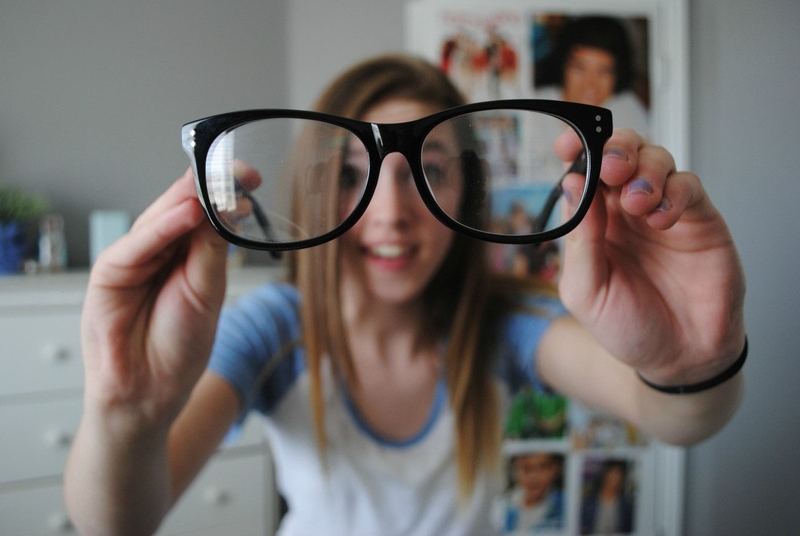 Bị loạn thị 0.75 độ có nên đeo kính?