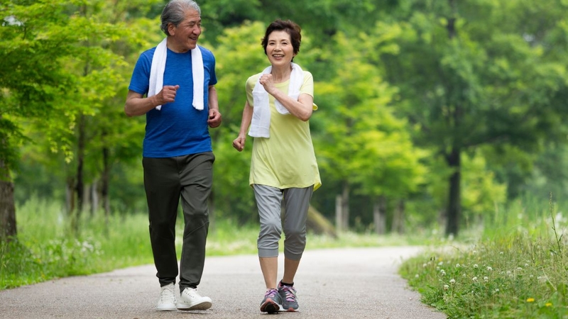 Người bị loãng xương cần đi bộ đúng cách để đảm bảo an toàn