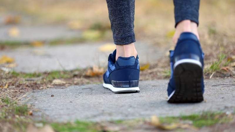 Người bị loãng xương hoàn toàn có thể đi bộ nhưng cần thực hiện đúng cách