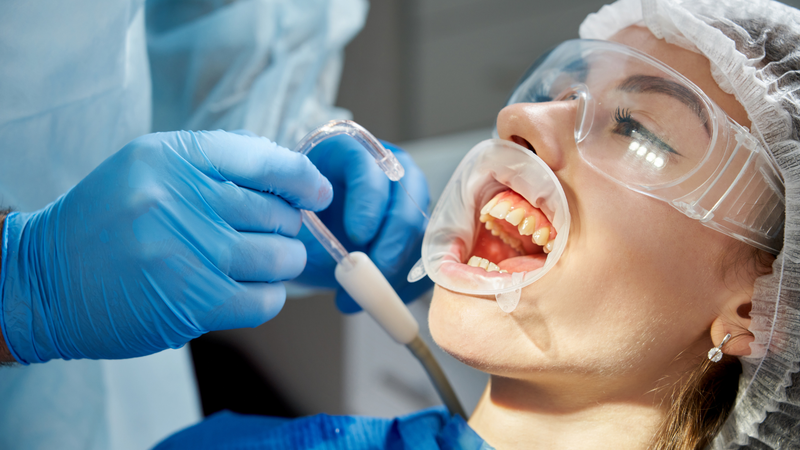 Vệ sinh đúng cách và khám nha khoa định kỳ giúp duy trì răng phục hình lâu dài