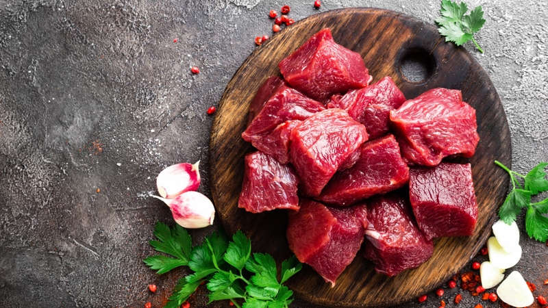 Mụn nhọt hình thành do nhiễm khuẩn da, không phải do ăn thịt bò