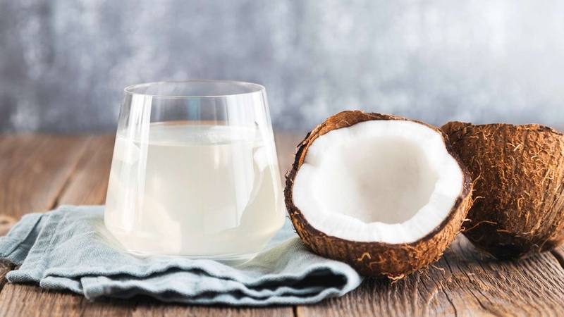 Bị ngộ độc thực phẩm có nên uống nước dừa không? Có thể bổ sung nước dừa nhưng cần tránh lạm dụng