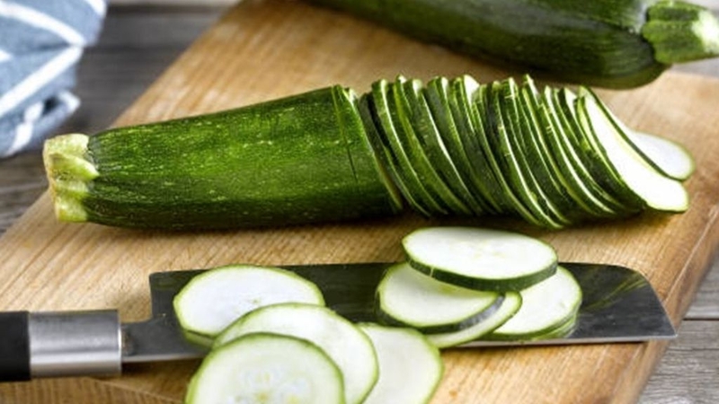 Bí ngòi xanh có cần gọt vỏ không? Lưu ý gì khi ăn? 2