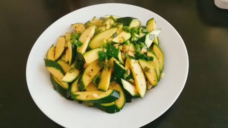 Bí ngòi xanh có cần gọt vỏ không? Lưu ý gì khi ăn? 4