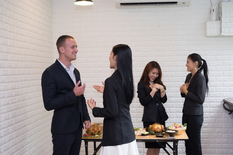 Bí quyết ăn uống lành mạnh khi dự tiệc giúp bạn bảo vệ cơ thể 2