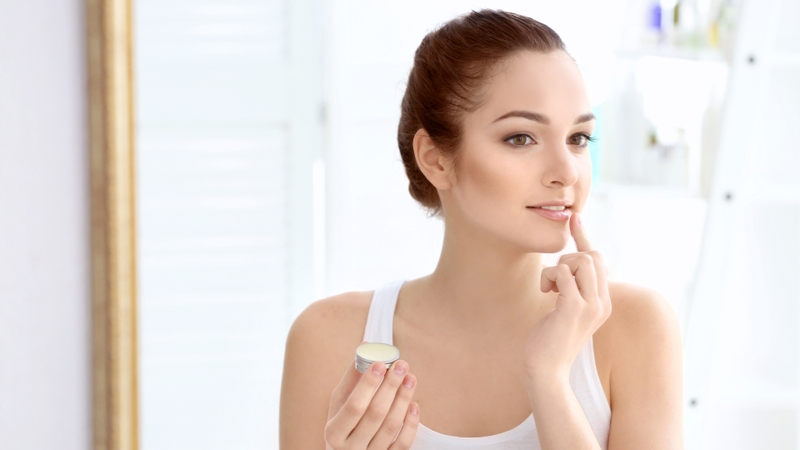 Nên bôi son dưỡng khi nào để có đôi môi căng mọng? 3