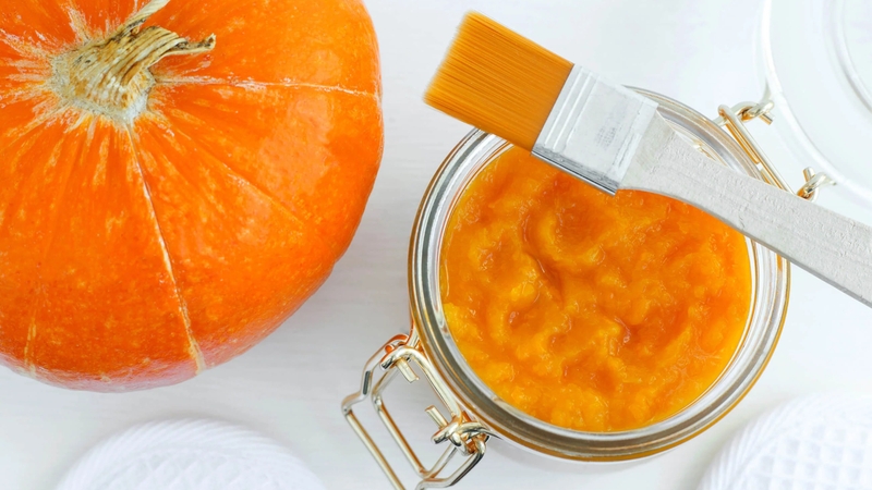 Mặt nạ bí đỏ mật ong giúp da thêm mềm ẩm và căng bóng