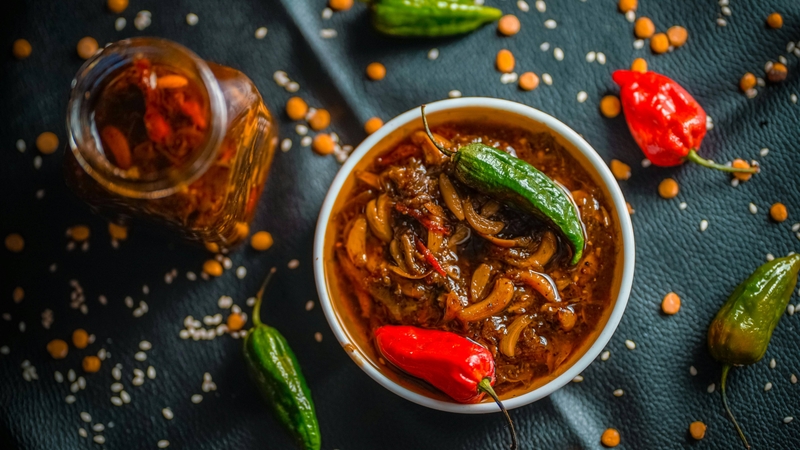 Người bệnh nên kiêng gia vị cay nóng, gây kích thích bàng quang và rối loạn tiêu hóa