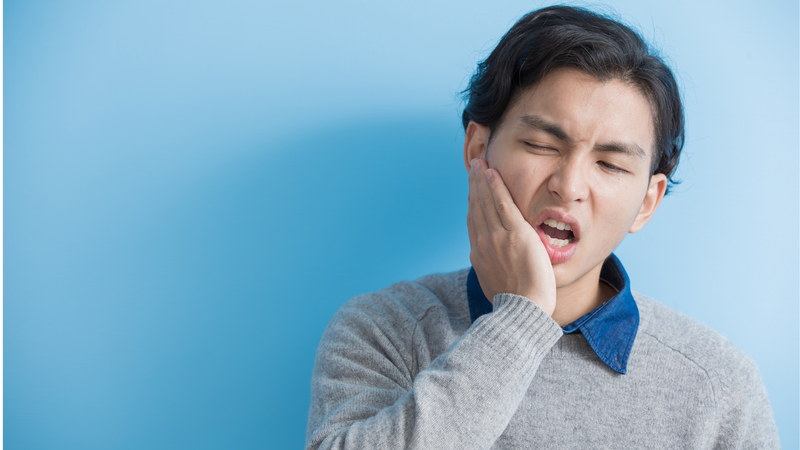 âu răng tiến triển có thể gây đau nhức dữ dội, ảnh hưởng đến sinh hoạt hằng ngày