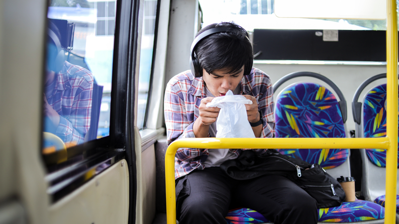 Nôn ói là một trong những triệu chứng gặp phải khi bị say xe