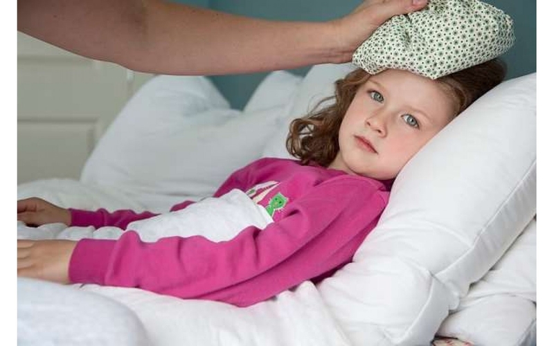 Bị sốt nên chườm khăn nóng hay lạnh?