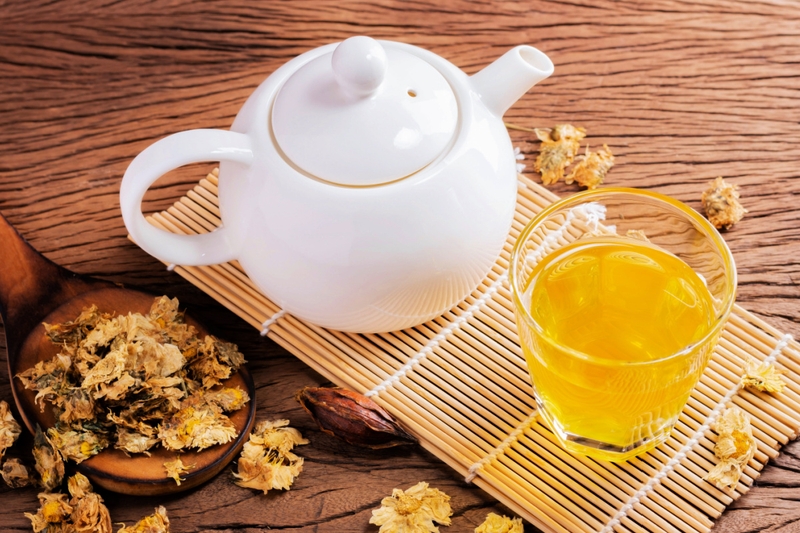 Trà hoa cúc giúp người bệnh dễ chịu và ngủ ngon hơn