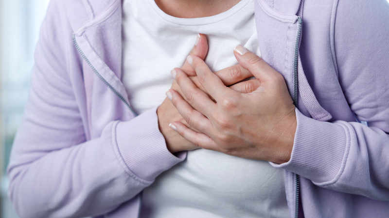 Người suy thận uống quá nhiều nước kiềm có thể làm khoáng chất tích tụ, gây tăng huyết áp và rối loạn nhịp tim