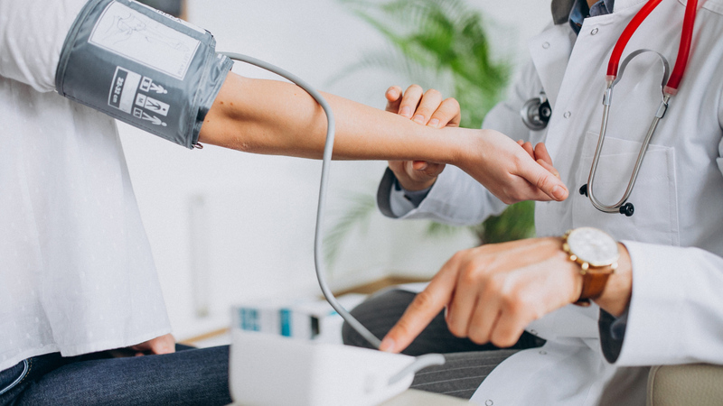 Người suy thận nên ngừng uống nước ion kiềm nếu huyết áp tăng cao để tránh gây thêm áp lực cho thận