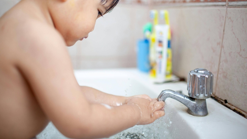 Phụ huynh nên tập cho trẻ rửa tay thường xuyên bằng xà phòng