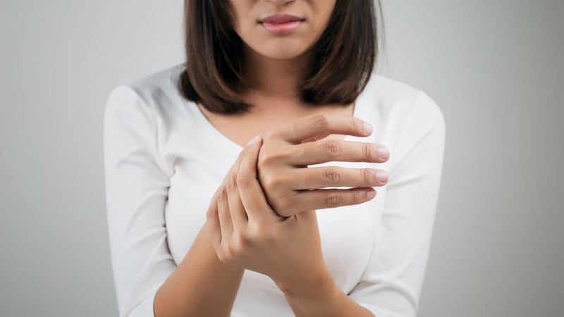 Bị tê cánh tay phải là bệnh gì? Nguyên nhân, triệu chứng, cách điều trị 1