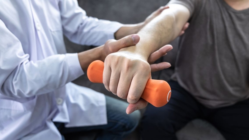 Bị tê cánh tay phải là bệnh gì? Nguyên nhân, triệu chứng, cách điều trị 3