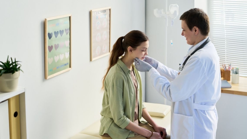 Dùng thuốc khi bị thâm quầng mắt cần có sự tư vấn của bác sĩ