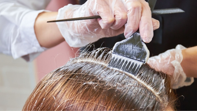 Dùng cọ hoặc lược nhuộm giúp hạn chế dính thuốc nhuộm