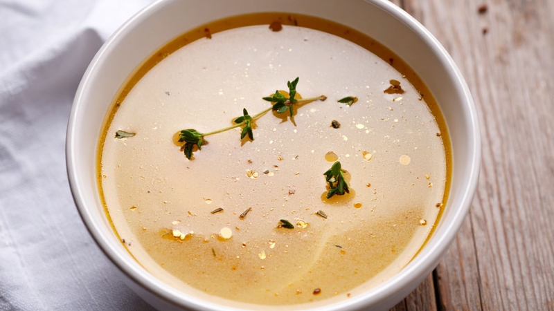 Người bị thủy đậu nên tránh ăn bún với nước lèo nhiều dầu mỡ