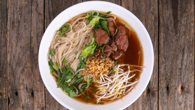 Người bị thủy đậu nên tránh ăn bún bò Huế vì món này cay, đậm và nhiều dầu mỡ, dễ gây kích ứng và khó chịu