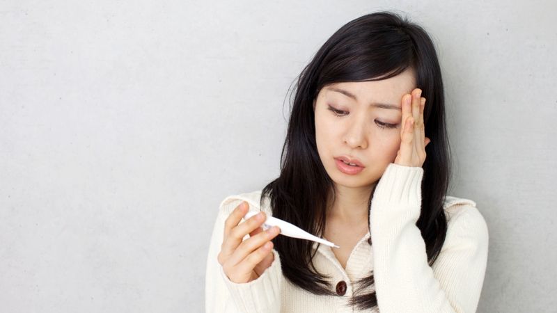 Sốt là triệu chứng thường xuất hiện sớm khi bị thủy đậu khi mang thai 1 tháng đầu