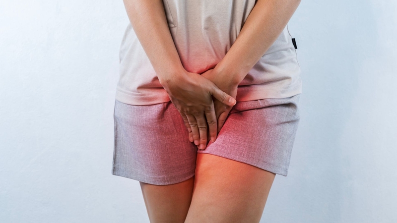 Bí tiểu cấp thường khởi phát đột ngột với biểu hiện nổi bật là người bệnh có nhu cầu đi tiểu nhưng không thể làm rỗng bàng quang