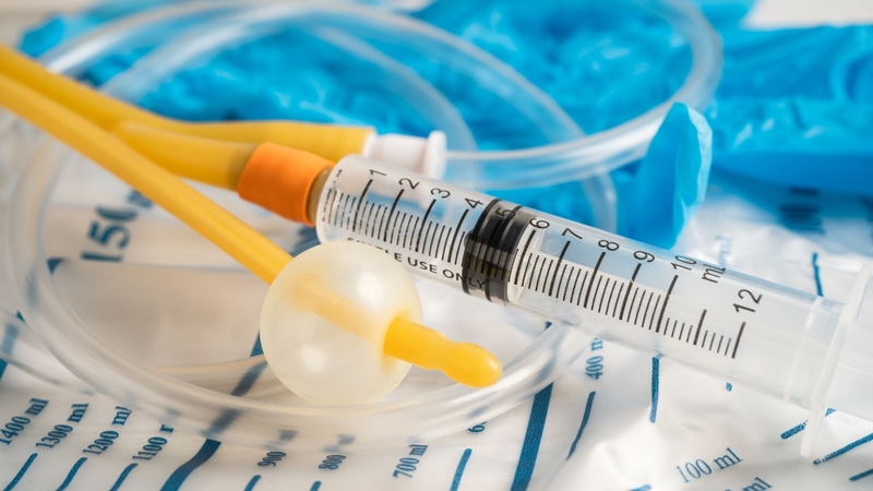 Đặt ống thông tiểu qua niệu đạo thường được thực hiện để đưa nước tiểu ra ngoài