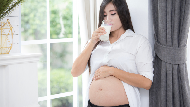 Cách uống sữa tươi không đường an toàn mẹ bầu bị tiểu đường thai kỳ cần biết