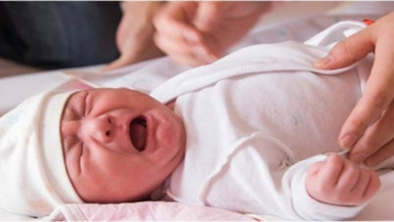 Trẻ sơ sinh không đi tiểu được mẹ phải làm sao?