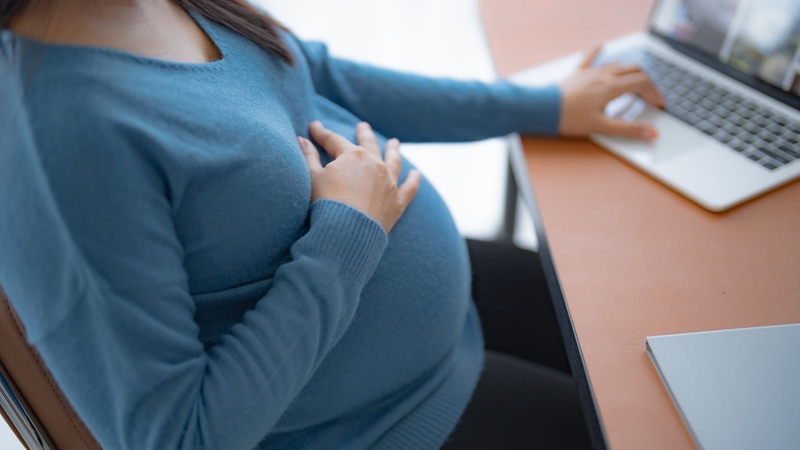 Quá trình mang thai và sinh con làm tử cung mở rộng, tạo áp lực lên mạch máu hậu môn