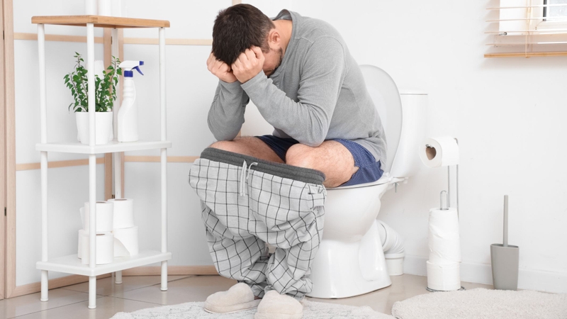 Bệnh trĩ có thể phát sinh từ các nguyên nhân phổ biến bao gồm táo bón kéo dài