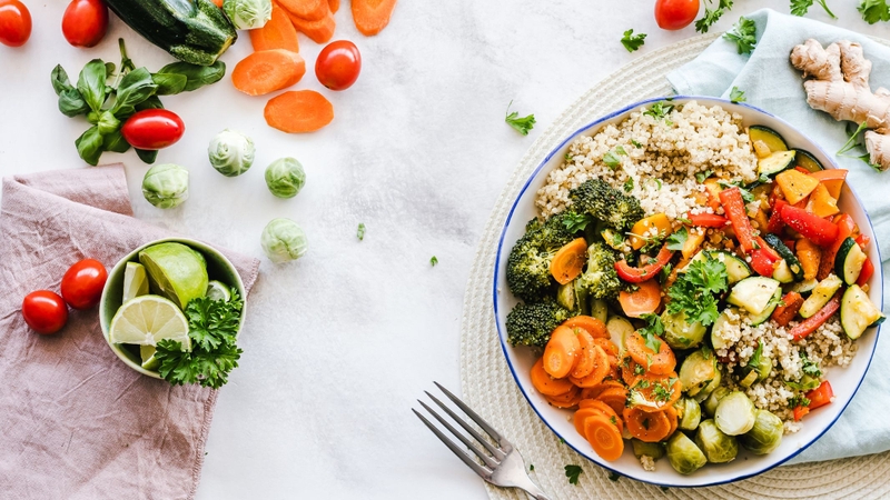 Tăng cường chất xơ bằng cách ăn nhiều rau xanh, trái cây tươi