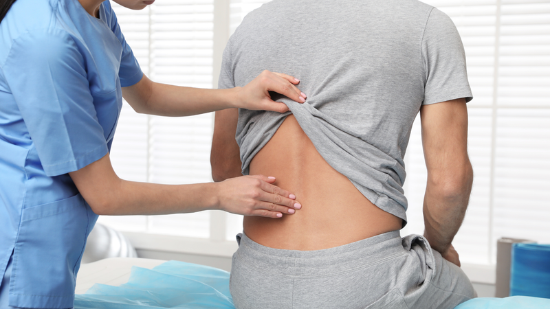 Người bị trượt đốt sống trước khi áp dụng bất kỳ phương pháp tập luyện nào, nên tham khảo ý kiến bác sĩ